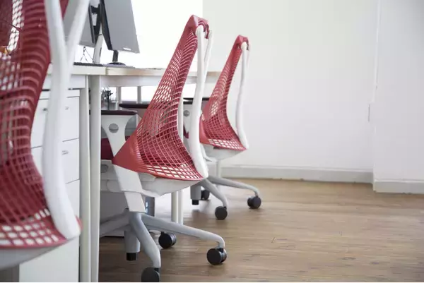 「「椅子」で働き方は変わる。ITreatが全社員に高価格帯デスクチェアを導入する理由」の画像