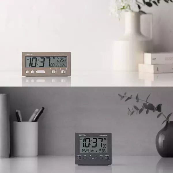 グレイッシュカラーがシックにお部屋を引き立てる「電波デジタルめざまし時計シリーズ」発売