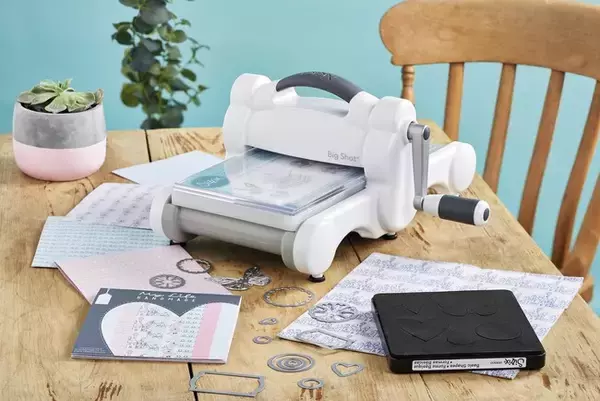 イギリス発 ダイカットマシン「Sizzix」日本上陸！ 手軽に創作を楽しめる「Big Shot」をはじめ、多彩なダイのラインナップを展開【国内展開記念：Big Shot 5%オフコード配布中】