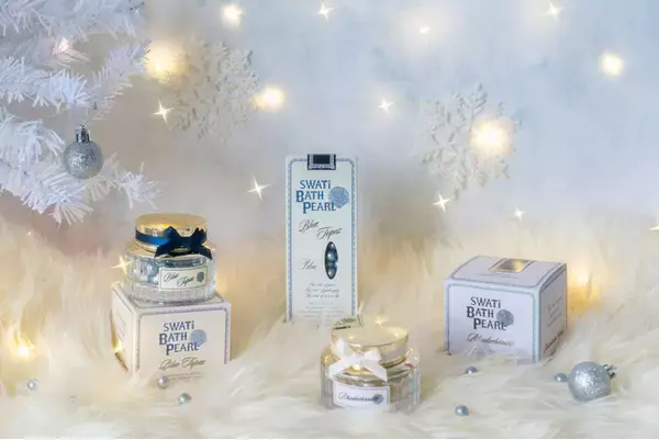 ホリデーシーズンの映えギフト！バスタイムに本物の真珠のような輝きを届ける『SWATi BATH PEARL』から高級感あふれるガラスボトル入りの新サイズ＆限定カラーが11月14日(金) 登場。