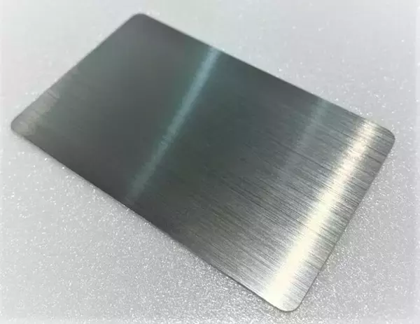 共同印刷、金属箔で上質感を演出する意匠性ICカード「TOMOWEL Chic METAL（TM）」を開発