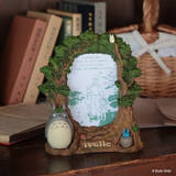 「2025年12月26日(金)より「ジブリがいっぱい どんぐり共和国」にて、映画の世界観がたっぷりと詰まった、あたたかみのある作りの「となりのトトロ」と「魔女の宅急便」のフォトフレームを販売」の画像1