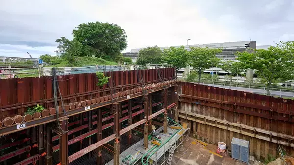 沖縄の祈りの場、拝所（ウガンジュ）の下に道を通す - 令和4年度小禄道路ボックスカルバート工事