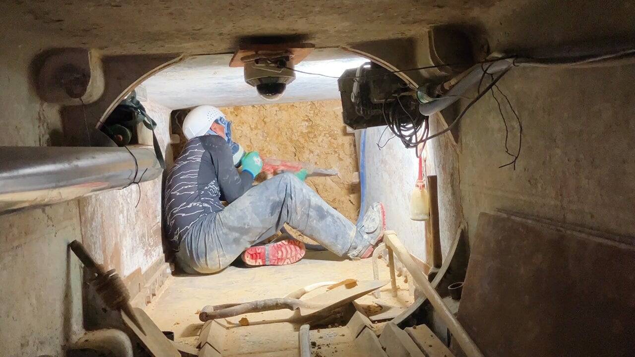 沖縄の祈りの場、拝所（ウガンジュ）の下に道を通す - 令和4年度小禄道路ボックスカルバート工事