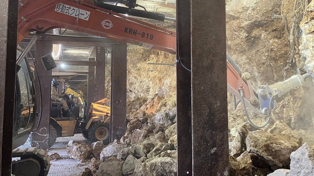 沖縄の祈りの場、拝所（ウガンジュ）の下に道を通す - 令和4年度小禄道路ボックスカルバート工事
