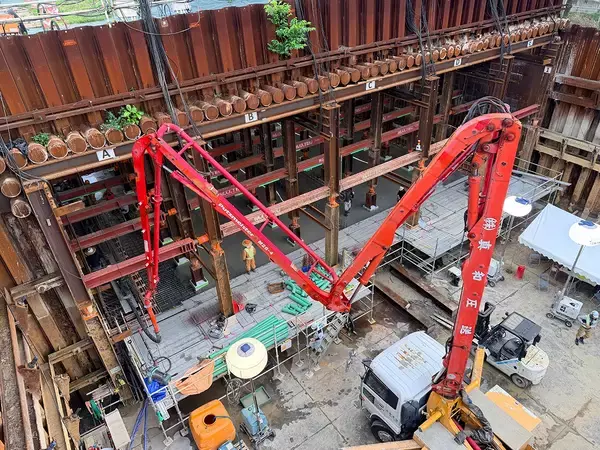 「沖縄の祈りの場、拝所（ウガンジュ）の下に道を通す - 令和4年度小禄道路ボックスカルバート工事」の画像
