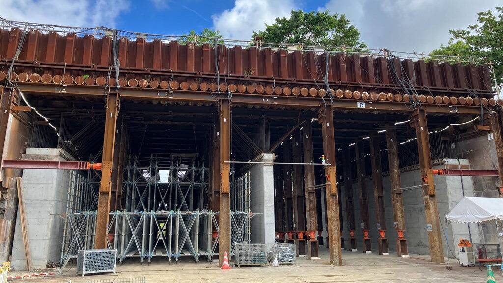 沖縄の祈りの場、拝所（ウガンジュ）の下に道を通す - 令和4年度小禄道路ボックスカルバート工事