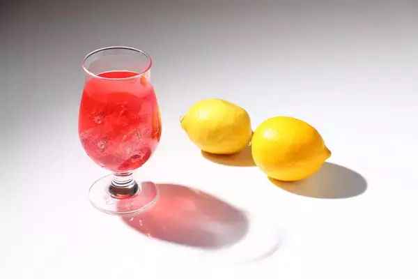 「なぜレモンサワーが“紅色”なのか？希少品種「露茜」と中野BCの技が叶えた「禁断のレモンサワー」誕生の裏側」の画像