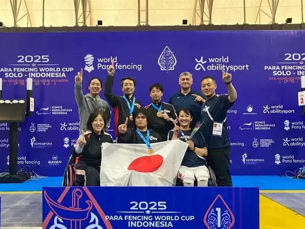 パラフェンシング日本代表、国際大会で団体戦初の金メダル獲得！【日本パラフェンシング協会】