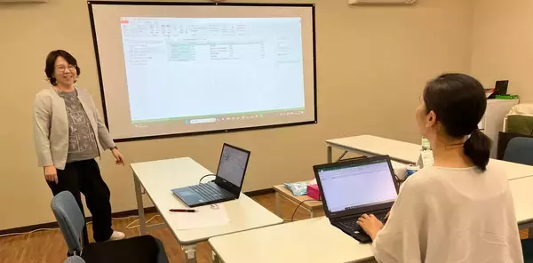 「カリキュラムありきではなく、個別の要望へ応える「パソコン教室ちょこんと」。自身の強みと向き合い、PC作業を好きになってもらえる場所を作り上げるまで。」の画像