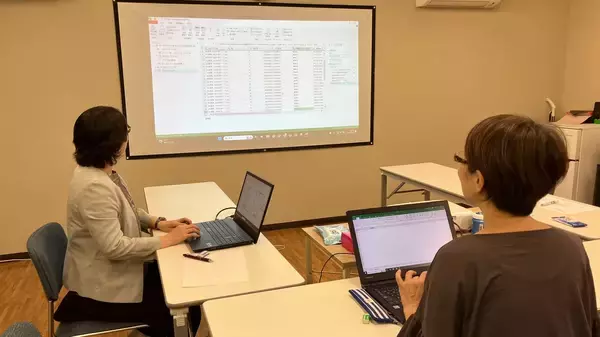 「カリキュラムありきではなく、個別の要望へ応える「パソコン教室ちょこんと」。自身の強みと向き合い、PC作業を好きになってもらえる場所を作り上げるまで。」の画像