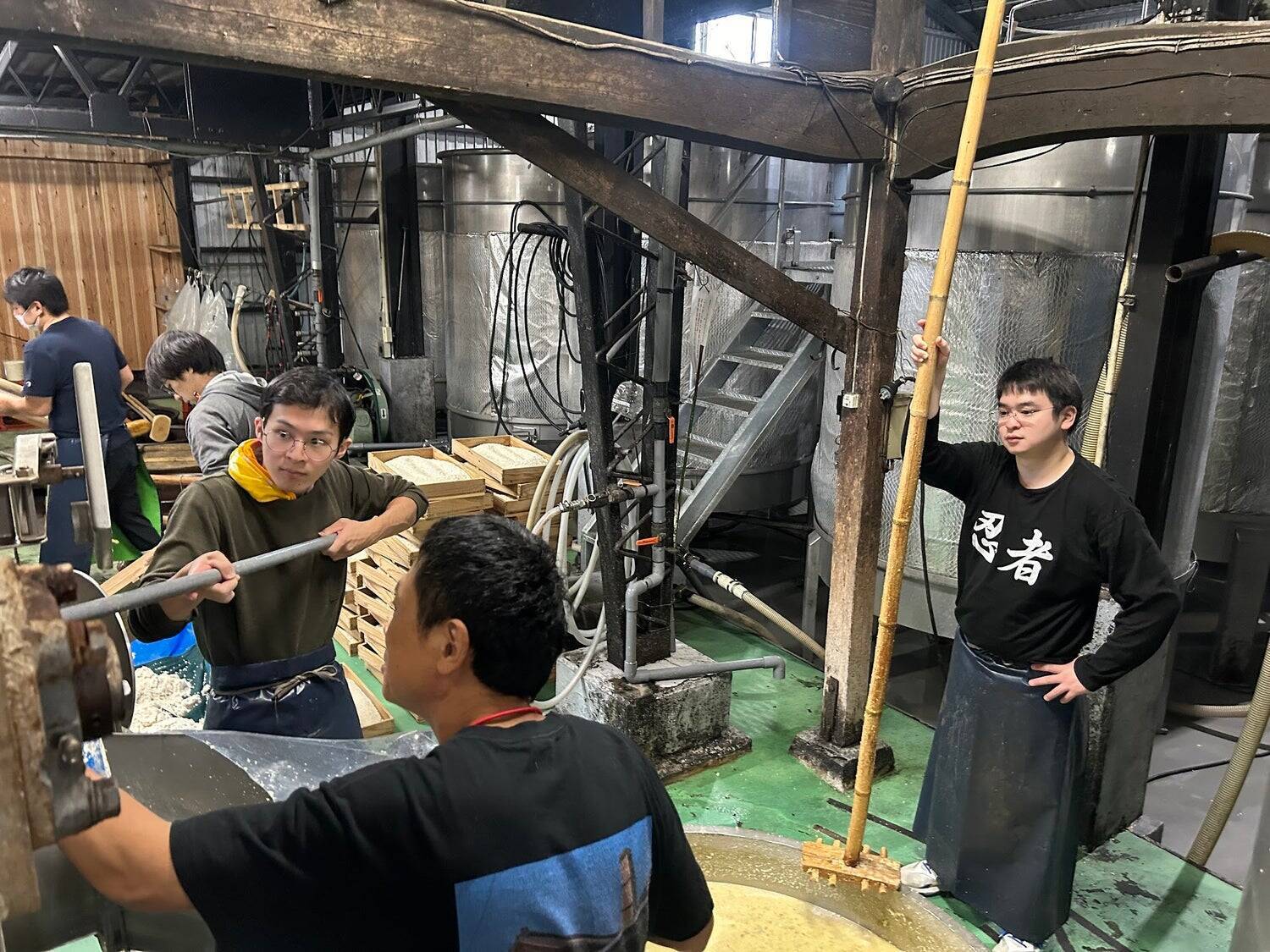 「焼酎のことしか、考えていなかった。」―鹿児島の文化を伝えるべく、温泉旅館のスタッフが紡ぎ続ける「手業」の物語。
