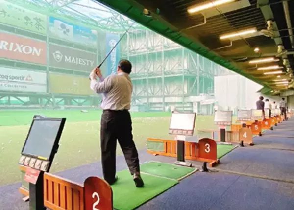 【秋葉原ワシントンホテル】「打ちっ放し」「シミュレーション」あなたはどっち派？ アキバで気軽にゴルフ練習できる宿泊プラン誕生