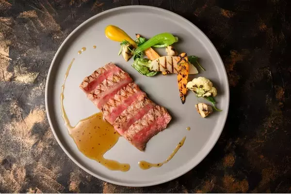 【世界に誇る「神戸ビーフ」をお値打ちランチで】Kitano Grill & Bar「ベジタブルビュッフェ+選べる神戸ビーフ」を価格変更！