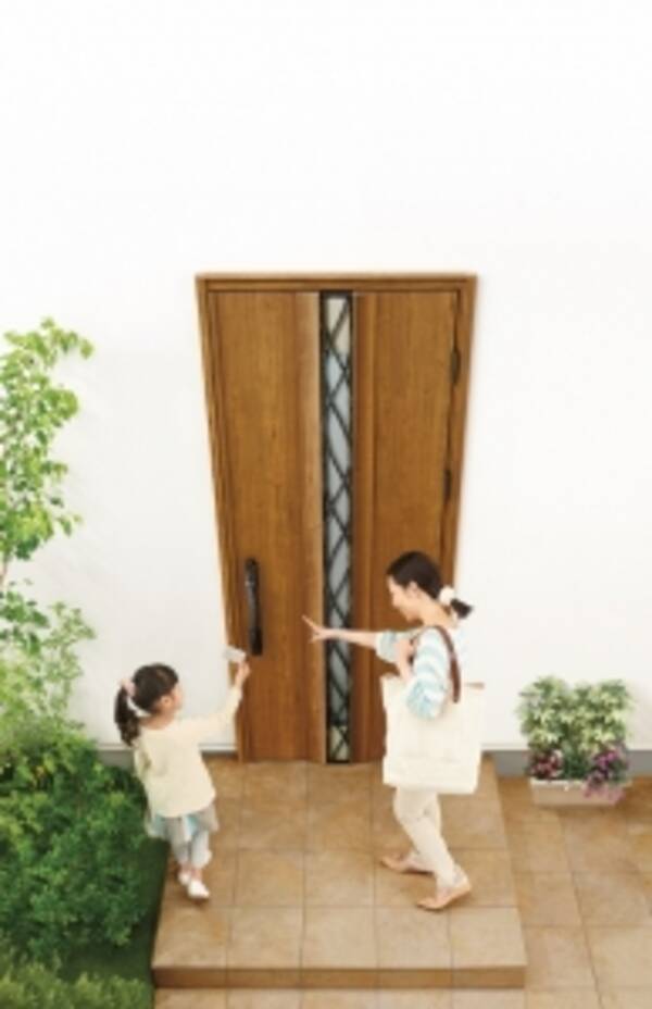 住宅用玄関ドア販売数の約50 に電気錠が採用 手作りの鋳物の風合いを追求した表面仕上げのハンドル一体型電気錠 スマートコントロールキー 洋風カーブ ハンドル を追加発売 2015年7月1日 エキサイトニュース