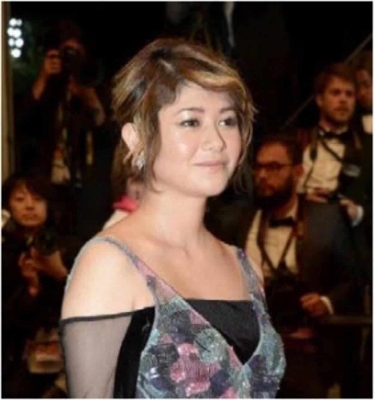 第69回カンヌ国際映画祭のレッドカーペットにて 女優 真木よう子さんがショパールのハイジュエリーを着用しました 16年5月19日 エキサイトニュース