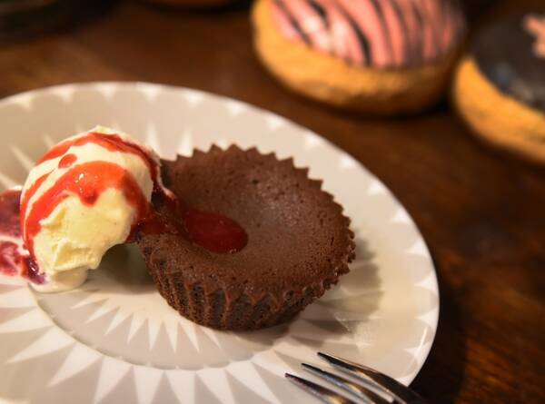 口の中に入れた瞬間 カカオの香り豊かなチョコレートがとろけだす ニコラシャール特製とろけるフォンダンショコラ 完全予約限定生産 7 5 予約受付開始 7 12 13 14の各日80セット限定販売 16年6月30日 エキサイトニュース