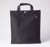 「ドイツの有名な自動車メーカー（スポーツカー）のオープンカーの 幌生地を 使ってできたスタイリッシュなトートバッグ。」の画像1