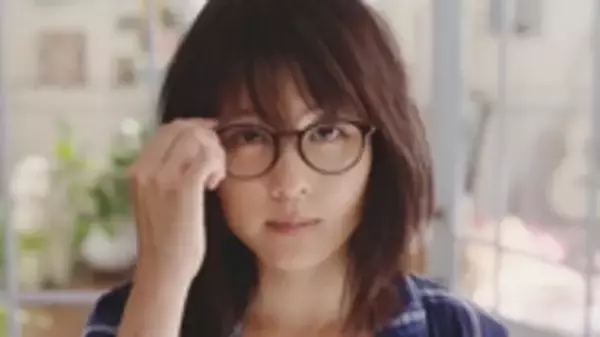 有村架純さん　かわいすぎる丸メガネ＆寝ぐせ姿でメニコン「1DAYメニコン　プレミオ」新CMに登場！