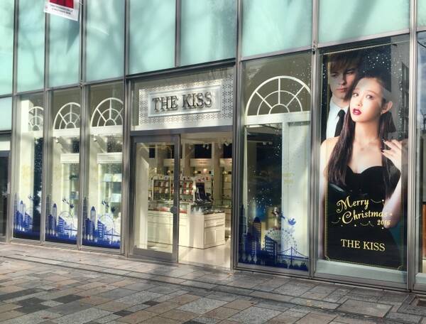 ペアリングno 1ブランド The Kiss が 表参道ヒルズにクリスマスムード満点のpop Up Shopをオープン 大人にこるんの大型ビジュアルに注目 2016年12月5日 エキサイトニュース