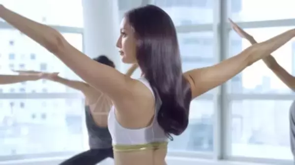 寝ぐせフリーで、忙しい菜々緒さんの朝が変わる！！菜々緒さん、美髪をゆらし大胆ヨガポーズを披露。パンテーン新CM「寝ぐせフリーで、朝からツヤはずむ髪へ」篇3月9日(木)より放映開始!!