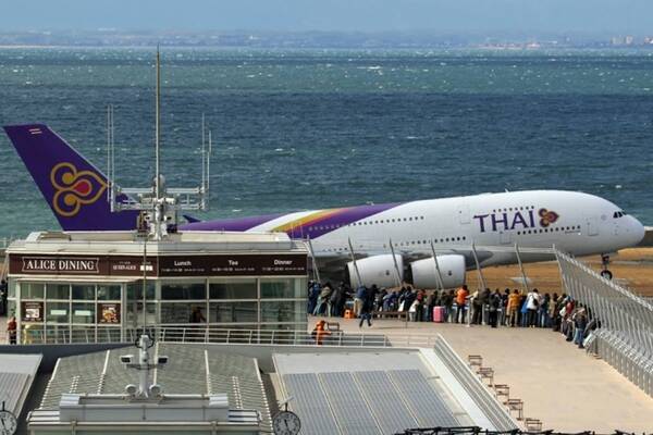 中部国際空港セントレアが期間限定運航のタイ国際航空エアバスa380の誘導の様子を公開 17年3月23日 エキサイトニュース