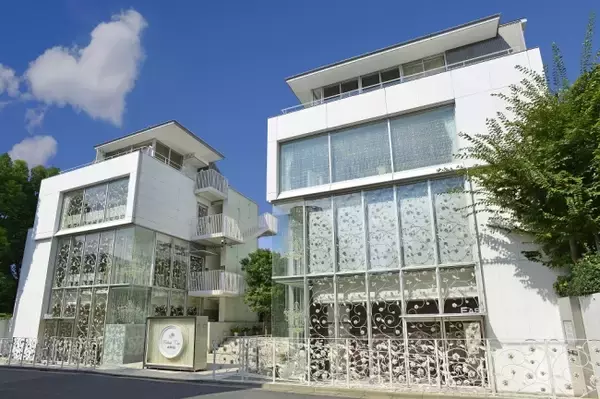 結婚式場「アンフィニ―ル表参道」リブランドオープン！最大4m×19mの大迫力！披露宴会場一面をスクリーンにリニューアル　都内最大級の映像演出で、理想のウェディング空間を実現！