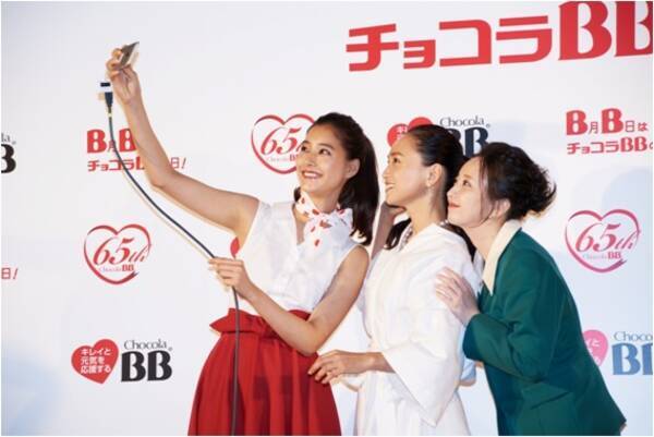 永作博美さん 高橋由美子さんが インスタ撮影挑戦 新木優子さんが チョコラbb R 発売当時のファッションも披露 8月8日 チョコラbbの日 65周年記念イベントを実施 17年8月9日 エキサイトニュース