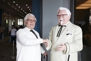 本物！？のKFC創業者カーネル・サンダースの登場で一同騒然！年に一度の「カーネル誕生祭」イベント「♯カーネルあらわる」事後レポート