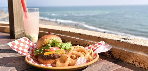 ハワイno 1バーガー Teddy S Bigger Burgers テディーズビガーバーガー が3月30日 鎌倉七里ガ浜に新店舗をオープンします 18年3月26日 エキサイトニュース