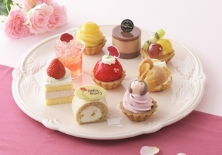 華やかなプチケーキセットや、お花をイメージしたひとりじめサイズのデコレーションケーキなど、5月11日に「母の日」限定スイーツ11品を発売