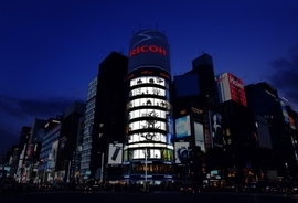 東京・銀座に大人のハロウィーンが登場！プロジェクションマッピングによるモノクロのハロウィーンが銀座の夜を照らす「銀座　三愛ドリームセンタープロジェクションシステム」投影開始