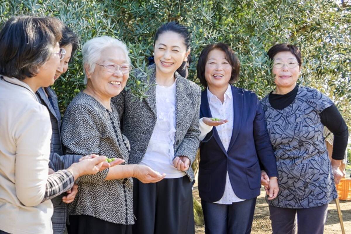 石川さゆりさんご来島 香川県 小豆島オリーブ植栽110周年記念収穫祭 開催 18年11月7日 エキサイトニュース