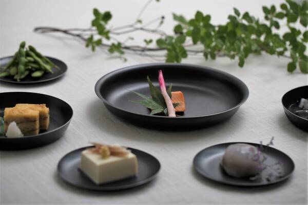陶器のようで陶器じゃない 落としても割れない料理が映える黒い金属食器 ステンレスに黒染めを施した環境に優しいテーブルウエア 発売決定 18年11月28日 エキサイトニュース 陶器のようで陶器じゃない 落としても割れない料理が映える黒い金属食器 ステンレスに黒染めを施した環境に優しいテーブルウエア 発売決定 18年11月28日 エキサイトニュース