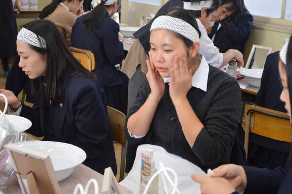 名古屋で女子高生に 肌 の授業を開催 生徒たちの声 普段教わる機会少なく勉強になった 正しい肌ケアは大事 とメイク落としの大切さを実感 18年12月7日 エキサイトニュース