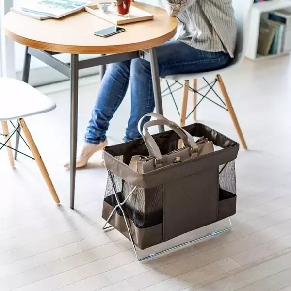 バッグや大切な荷物を床置きせずに収納できる折りたたみ可能な収納ボックスを1月10日発売