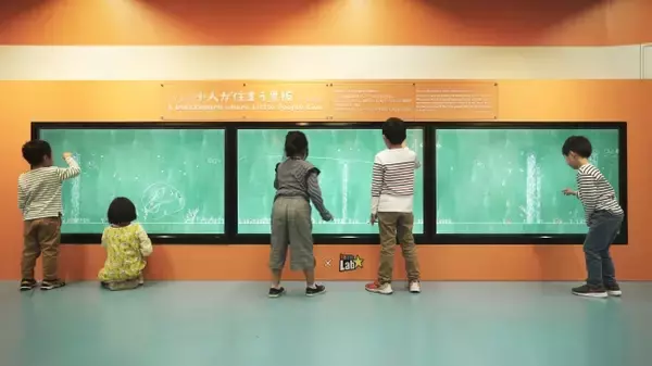 チームラボ、「小人が住まう黒板」を東京ドームに常設展示。
