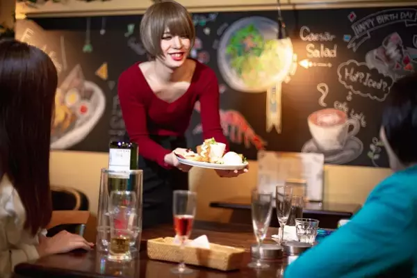 男性スタッフが女装しちゃいました！ 新宿2丁目初心者も大歓迎の「オカマの日」企画を開始