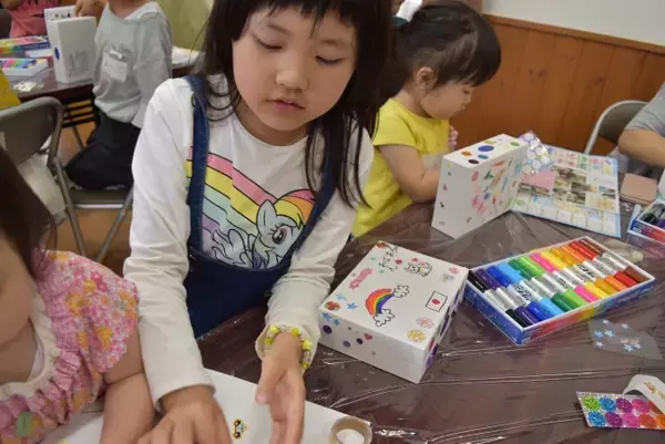 【ヨックモック50周年記念企画】こども食堂スマイルプロジェクト「世界にひとつだけの『おくりもの』を作ろう！」イベント開催