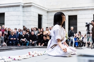 現代アーティスト小松美羽 米クリーブランド美術館にて “神道と現代アートの融合”をライブペイントで体現！1500人が魅了される！