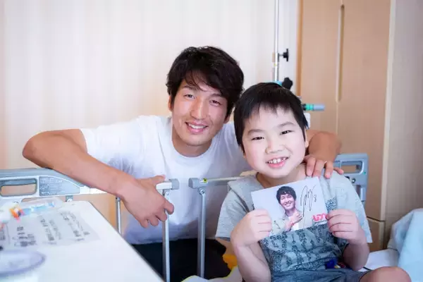 プロサッカー選手 原口元気氏が、慶應義塾大学病院 小児病棟を訪問。たくさんの子供達を笑顔に！