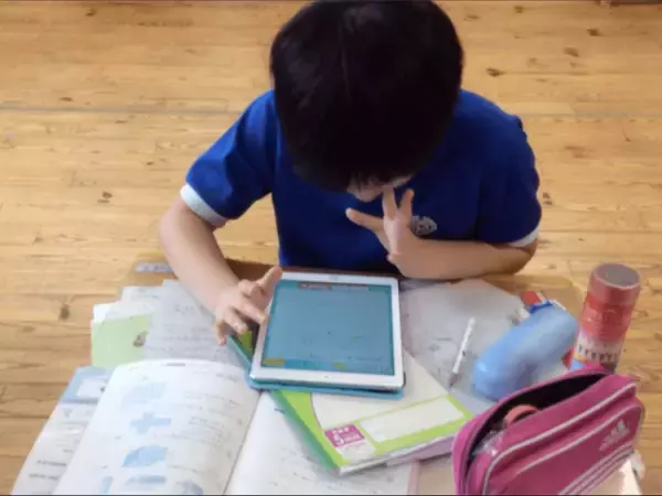 AI (人工知能)型タブレット教材「Qubena(キュビナ)」地方自治体で初の正式採用 島根県海士町の全町立小・中学校で導入