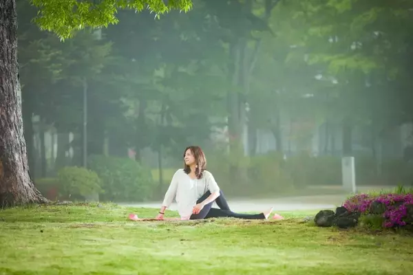 軽井沢マリオットホテル　緑豊かなホテル中庭で、爽快な早朝ヨガ体験を。宿泊プラン「Karuizawa Wellness -Morning Yoga-」を発売