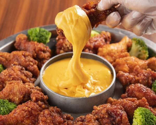 とろーりチーズと甘辛ダレの手羽チキンを食べつくせ 浮き輪鍋の円盤がufoみたい 話題の Ufoチキンフォンデュ が1980円で2時間食べ放題 2019年7月24日 エキサイトニュース