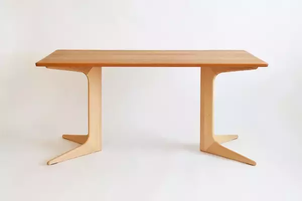 今までにない、美しく軽やかな2本脚テーブルができました。京都の家具 