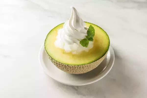 茨城県鉾田市(ほこたし)が生産額日本一を誇る「メロン」の食べ方提案！「半(パ)カットメロン」が6店舗で期間限定メニューに！