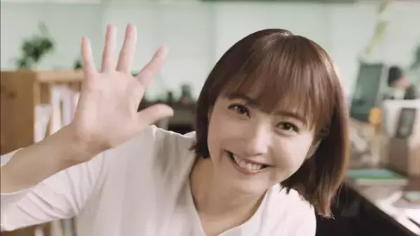佐々木希が“オフィスの癒やし時計”に！？両腕を時計の長針・短針に見立てた各時間帯のストレッチを披露！ カラダファクトリー、佐々木希「癒やし時計」動画を公開