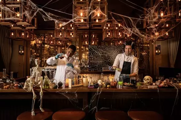 ホテルのバーが実験室に！愛の媚薬カクテルやお客様がつくる実験カクテルジャック・オ・ランタンの“かわいい”パンプキンスイーツやアフタヌーンティー六本木で楽しむフォトジェニックで奇想天外な大人のハロウィン