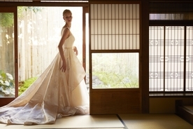 京都の西陣織を使った「金色のウエディングドレス」や友禅の図案を取り入れた和テイストのドレスを新ブランド「ituwa(イツワ)」から発表