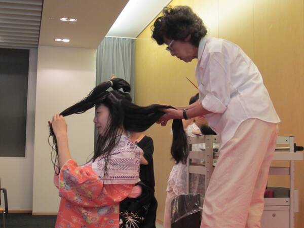 江戸時代のファッションリーダー 遊女のヘアスタイルを再現するイベントをポーラ文化研究所が開催 日本髪の歴史 文化がわかる講演 解説付き 着物好きも必見 19年8月31日 エキサイトニュース